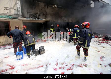 9. Oktober 2023, Dhaka, 1205, Bangladesch: Am 9. Oktober 2023 brach ein Feuer im Lagerhaus von SA Paribahan in Dhaka's Kakrail aus. 10 Einheiten der Feuerwehr und des Zivilschutzes arbeiteten in Flammen, ein Großteil dieses Raumes wurde aufgrund der Intensität zu Asche reduziert. (Kreditbild: © Habibur Rahman/ZUMA Press Wire) NUR REDAKTIONELLE VERWENDUNG! Nicht für kommerzielle ZWECKE! Stockfoto