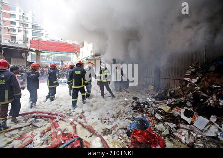 9. Oktober 2023, Dhaka, 1205, Bangladesch: Am 9. Oktober 2023 brach ein Feuer im Lagerhaus von SA Paribahan in Dhaka's Kakrail aus. 10 Einheiten der Feuerwehr und des Zivilschutzes arbeiteten in Flammen, ein Großteil dieses Raumes wurde aufgrund der Intensität zu Asche reduziert. (Kreditbild: © Habibur Rahman/ZUMA Press Wire) NUR REDAKTIONELLE VERWENDUNG! Nicht für kommerzielle ZWECKE! Stockfoto