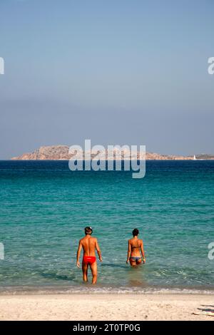 Strandbesucher auf Sardinien Stockfoto