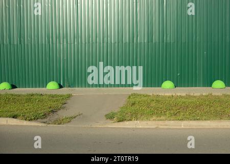 Stahlprofilwand. Umzäunungen bauen. Massive Wand. Stockfoto