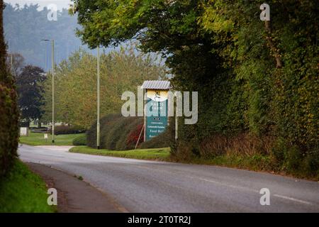 Straße für Darts Farm von der leeren Straße in Topsham Devon Stockfoto