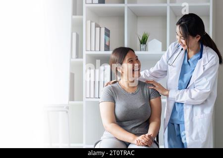 Lächelnde junge Krankenschwester-Touch-Komfort reifer Kaukasischer Patient im modernen Privatkrankenhaus Stockfoto