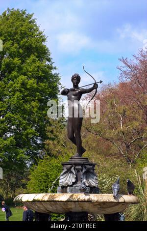London, Hyde Park der Huntress Fountain im Rosengarten. Stockfoto