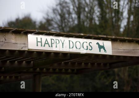 Happy Dogs Dog Walk Schild auf der Darts Farm Topsham Devon Stockfoto