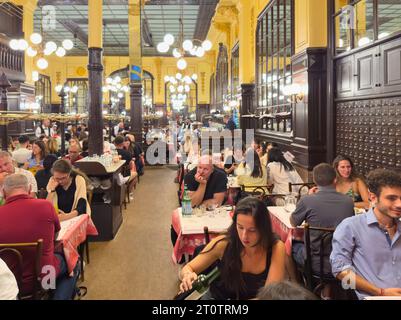 Gäste genießen traditionelle französische Küche im historischen Restaurant Bouillon Chartier im Jugendstil im Pariser Viertel Grands Boulevards Stockfoto