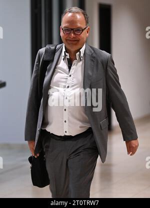 09. Oktober 2023, Hessen, Frankfurt/Main: Nico Schäfer, Geschäftsführer des SV Wehen Wiesbaden, trifft zur DFL-Mitgliederversammlung am Flughafen Frankfurt ein. Foto: Arne Dedert/dpa Stockfoto