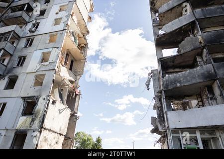 Ukraine – Herbst 2023. Zerstörte und verbrannte Wohnungen in einem mehrstöckigen Wohngebäude in den Städten der Ukraine nach der Besatzung. Residenti Stockfoto