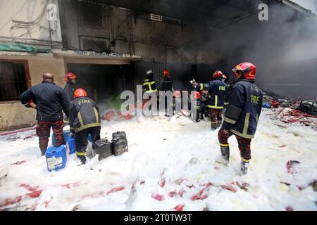 Am 9. Oktober 2023 in Dhaka, Bangladesch, brach ein Feuer im Lagerhaus von SA Paribahan in Dhaka's Kakrail aus. 10 Einheiten der Feuerwehr und des Zivilschutzes haben sich in Flammen niedergeschlagen, ein Großteil dieses Raumes wurde aufgrund der Intensität zu Asche reduziert. Foto: Habibur Rahman/ABACAPRESS.COM Stockfoto