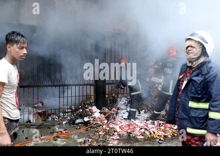 Am 9. Oktober 2023 in Dhaka, Bangladesch, brach ein Feuer im Lagerhaus von SA Paribahan in Dhaka's Kakrail aus. 10 Einheiten der Feuerwehr und des Zivilschutzes haben sich in Flammen niedergeschlagen, ein Großteil dieses Raumes wurde aufgrund der Intensität zu Asche reduziert. Foto: Habibur Rahman/ABACAPRESS.COM Stockfoto