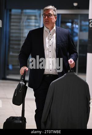 09. Oktober 2023, Hessen, Frankfurt/Main: Axel Hellmann, Sprecher des Vorstands der Eintracht Frankfurt Fußball AG, kommt zur DFL-Mitgliederversammlung am Flughafen Frankfurt. Foto: Arne Dedert/dpa Stockfoto