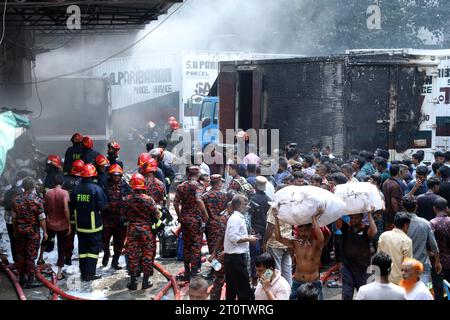 9. Oktober 2023, Dhaka, 1205, Bangladesch: Am 9. Oktober 2023 brach ein Feuer im Lagerhaus von SA Paribahan in Dhaka's Kakrail aus. 10 Einheiten der Feuerwehr und des Zivilschutzes arbeiteten in Flammen, ein Großteil dieses Raumes wurde aufgrund der Intensität zu Asche reduziert. (Kreditbild: © Habibur Rahman/ZUMA Press Wire) NUR REDAKTIONELLE VERWENDUNG! Nicht für kommerzielle ZWECKE! Stockfoto