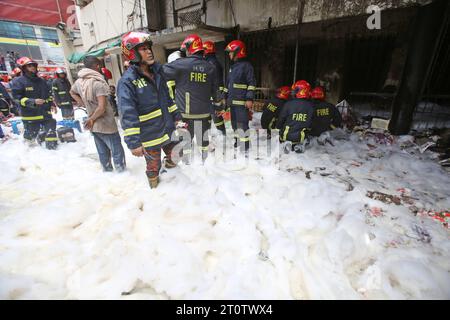 9. Oktober 2023, Dhaka, 1205, Bangladesch: Am 9. Oktober 2023 brach ein Feuer im Lagerhaus von SA Paribahan in Dhaka's Kakrail aus. 10 Einheiten der Feuerwehr und des Zivilschutzes arbeiteten in Flammen, ein Großteil dieses Raumes wurde aufgrund der Intensität zu Asche reduziert. (Kreditbild: © Habibur Rahman/ZUMA Press Wire) NUR REDAKTIONELLE VERWENDUNG! Nicht für kommerzielle ZWECKE! Stockfoto