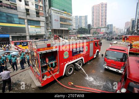 9. Oktober 2023, Dhaka, 1205, Bangladesch: Am 9. Oktober 2023 brach ein Feuer im Lagerhaus von SA Paribahan in Dhaka's Kakrail aus. 10 Einheiten der Feuerwehr und des Zivilschutzes arbeiteten in Flammen, ein Großteil dieses Raumes wurde aufgrund der Intensität zu Asche reduziert. (Kreditbild: © Habibur Rahman/ZUMA Press Wire) NUR REDAKTIONELLE VERWENDUNG! Nicht für kommerzielle ZWECKE! Stockfoto