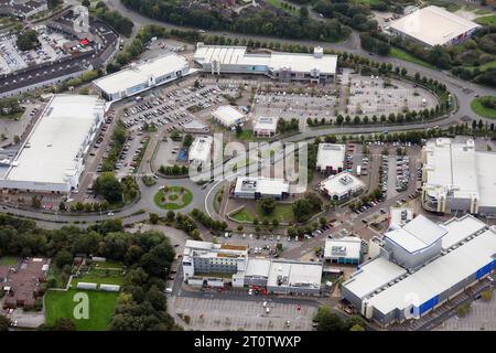 Blick aus der Vogelperspektive auf den Coliseum Shopping Park, ein Einkaufszentrum in Ellesmere Port, Cheshire Stockfoto