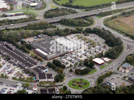 Aus der Vogelperspektive auf Sainsbury's Supermarkt und Tankstelle am Ellesmere Port, Chehsire Stockfoto