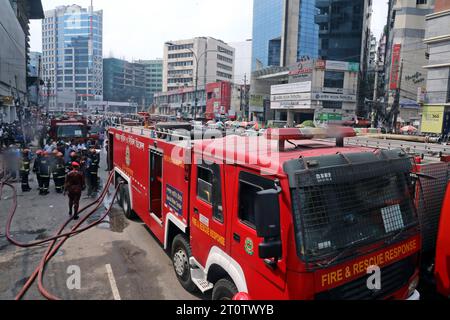 9. Oktober 2023, Dhaka, 1205, Bangladesch: Am 9. Oktober 2023 brach ein Feuer im Lagerhaus von SA Paribahan in Dhaka's Kakrail aus. 10 Einheiten der Feuerwehr und des Zivilschutzes arbeiteten in Flammen, ein Großteil dieses Raumes wurde aufgrund der Intensität zu Asche reduziert. (Kreditbild: © Habibur Rahman/ZUMA Press Wire) NUR REDAKTIONELLE VERWENDUNG! Nicht für kommerzielle ZWECKE! Stockfoto