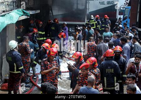 9. Oktober 2023, Dhaka, 1205, Bangladesch: Am 9. Oktober 2023 brach ein Feuer im Lagerhaus von SA Paribahan in Dhaka's Kakrail aus. 10 Einheiten der Feuerwehr und des Zivilschutzes arbeiteten in Flammen, ein Großteil dieses Raumes wurde aufgrund der Intensität zu Asche reduziert. (Kreditbild: © Habibur Rahman/ZUMA Press Wire) NUR REDAKTIONELLE VERWENDUNG! Nicht für kommerzielle ZWECKE! Stockfoto