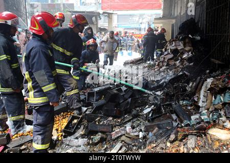 9. Oktober 2023, Dhaka, 1205, Bangladesch: Am 9. Oktober 2023 brach ein Feuer im Lagerhaus von SA Paribahan in Dhaka's Kakrail aus. 10 Einheiten der Feuerwehr und des Zivilschutzes arbeiteten in Flammen, ein Großteil dieses Raumes wurde aufgrund der Intensität zu Asche reduziert. (Kreditbild: © Habibur Rahman/ZUMA Press Wire) NUR REDAKTIONELLE VERWENDUNG! Nicht für kommerzielle ZWECKE! Stockfoto