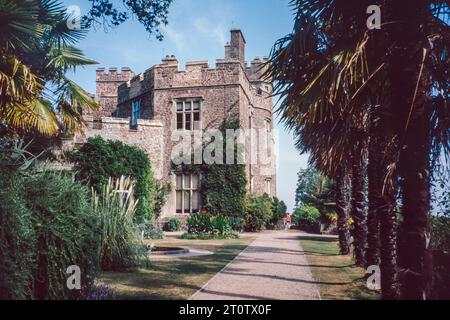 Dunster Castle – eine ehemalige Motte und eine Vorburg, heute ein Landhaus, im Dorf Dunster, Somerset, England. Archivscan von einem Objektträger. September 1990. Stockfoto