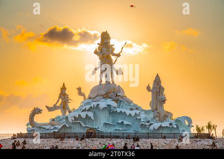 Statue von Varuna (der Gott des Himmels, des Wassers und des Ozeans) in Pantai Jerman (Deutscher Strand) in Kuta, Bali Indonesien Sonnenuntergang. Stockfoto