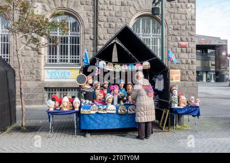 Frau verkauft Hüte auf Einem Bürgersteig Austurstraeti Street Reykjavik Island Stockfoto