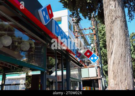 Domino's Pizza Logoschild am Eingang des Restaurants in Rhodos City Stockfoto