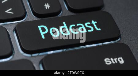 Beleuchtete Tastatur mit einer beschrifteten Taste – Podcast Stockfoto