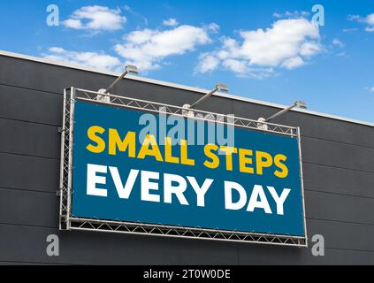 Jeden Tag werden kleine Schritte auf einer Plakatwand geschrieben Stockfoto