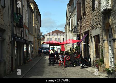 Ein kleines Café, das sich in einer halben engen Straße in der bastide-Stadt Villefranche du Périgord befindet. Im Sommer stehen viele französische Cafés auf der Straße. Stockfoto