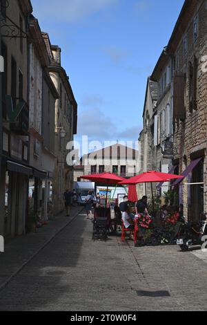 Ein kleines Café, das sich in einer halben engen Straße in der bastide-Stadt Villefranche du Périgord befindet. Im Sommer stehen viele französische Cafés auf der Straße. Stockfoto