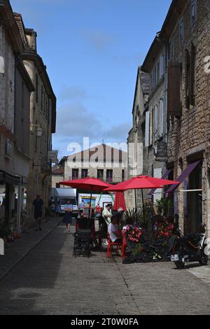 Ein kleines Café, das sich in einer halben engen Straße in der bastide-Stadt Villefranche du Périgord befindet. Im Sommer stehen viele französische Cafés auf der Straße. Stockfoto