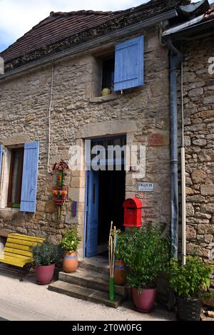 Ein Haus des Künstlers und Bildhauers in der Dordogne bastide Stadt Villefranche-du-Périgord. Die bastide wurde 1261 gegründet. Stockfoto