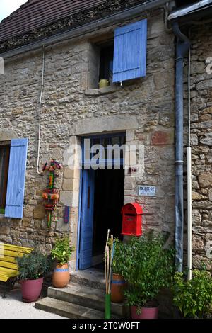 Ein Haus des Künstlers und Bildhauers in der Dordogne bastide Stadt Villefranche-du-Périgord. Die bastide wurde 1261 gegründet. Stockfoto