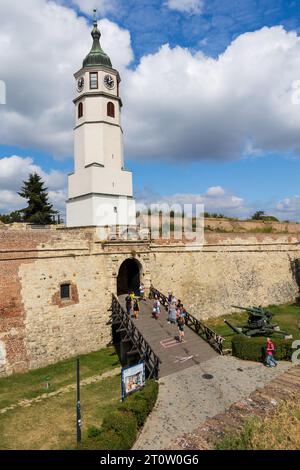 Belgrad, Serbien - 14. September 2023: Sahat-Uhrenturm und Tor, erbaut im 18. Jahrhundert, Kalemegdan-Festung Stockfoto