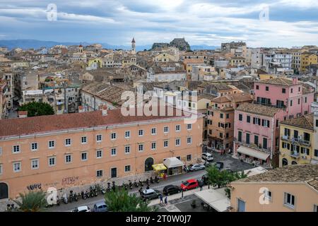 Korfu Stadt, Korfu, Griechenland - Korfu Stadt Stadtübersicht mit der Griechisch-orthodoxen Kirche Agios Spiridon und der Neuen Festung. Im Hinterland Albaniens. Stockfoto