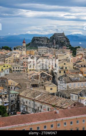 Korfu Stadt, Korfu, Griechenland - Korfu Stadt Stadtübersicht mit der Griechisch-orthodoxen Kirche Agios Spiridon und der Neuen Festung. Im Hinterland Albaniens. Stockfoto