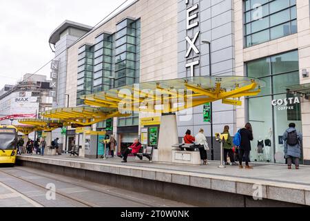 Manchester Metrolink Straßenbahnhaltestelle am Arndale Centre und Exchange Square Straßenbahnhaltestelle, Manchester, England, UK, 2023 Stockfoto