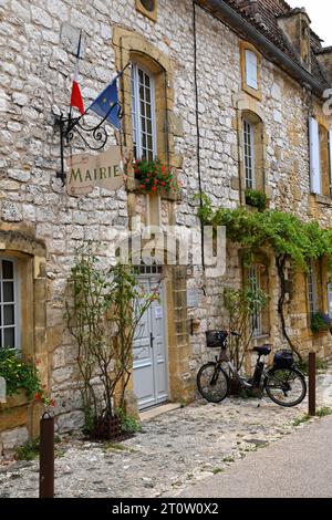 Die Mairie in der kleinen Bastide-Stadt Monpazier in der französischen Dordogne. La Mairie ist ein sehr wichtiger Teil der französischen Verwaltung. Stockfoto