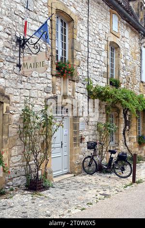 Die Mairie in der kleinen Bastide-Stadt Monpazier in der französischen Dordogne. La Mairie ist ein sehr wichtiger Teil der französischen Verwaltung. Stockfoto