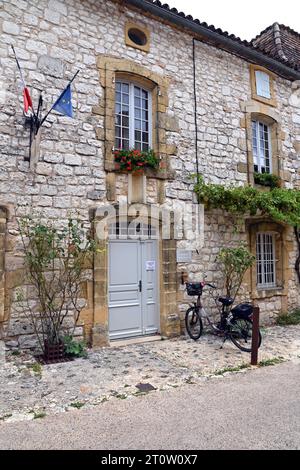 Die Mairie in der kleinen Bastide-Stadt Monpazier in der französischen Dordogne. La Mairie ist ein sehr wichtiger Teil der französischen Verwaltung. Stockfoto