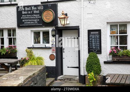 Loch in t' Wall Pub Public House aus dem 17. Jahrhundert in Bowness in Windermere, Lake District National Park, Cumbria, England, Großbritannien, aufgenommen im Jahr 2023 Stockfoto