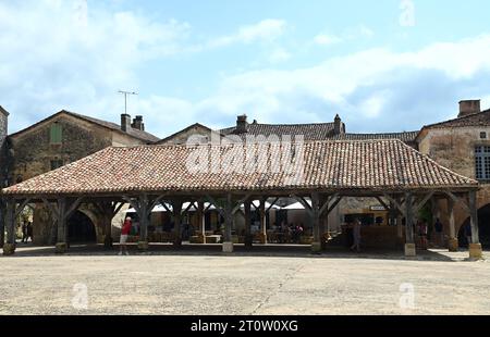 Marktplatz des Dorfes Bastide Monpazier in der französischen Dordogne. Die bastide wurde 1284 von Edward1 aus England gegründet. Stockfoto