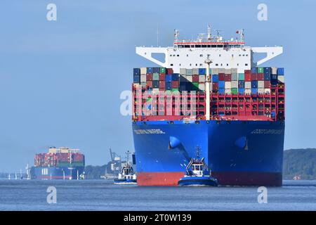 Containerschiffe COSCSO SHIPPING UNIVERSE gefolgt von HMM HELSINKI bei der Ankunft im Hamburger Hafen. Stockfoto