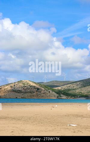 Windmühlen (Windturbine) auf einem Hügel vor dem Strand Prasonisi, Griechenland, ein Treffpunkt zwischen dem Mittelmeer und der Ägäis Stockfoto