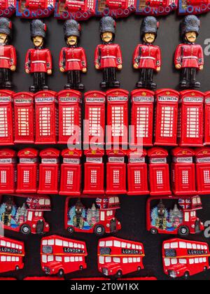 Kühlschrankmagnet als Souvenir ikonischer Londoner Symbole, Großbritannien Stockfoto