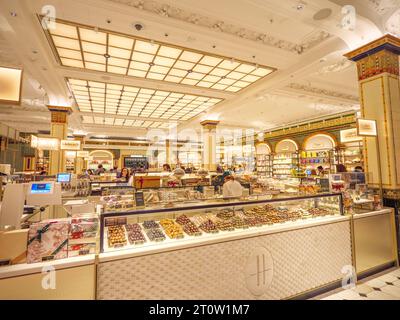 Schokolade im Food Hall of Harrods Kaufhaus, London, Großbritannien Stockfoto