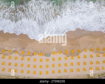 Ein atemberaubender Blick aus der Luft auf ein luxuriöses Hotel mit Pool am Meer, das Gäste zu Beginn der Saison willkommen heißen kann. Stockfoto