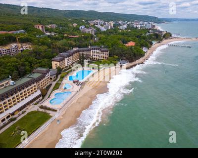 Ein atemberaubender Blick aus der Luft auf ein luxuriöses Hotel mit Pool am Meer, das Gäste zu Beginn der Saison willkommen heißen kann. Stockfoto