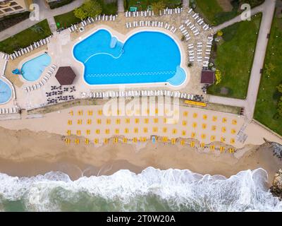 Ein atemberaubender Blick aus der Luft auf ein luxuriöses Hotel mit Pool am Meer, das Gäste zu Beginn der Saison willkommen heißen kann. Stockfoto