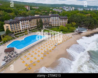 Ein atemberaubender Blick aus der Luft auf ein luxuriöses Hotel mit Pool am Meer, das Gäste zu Beginn der Saison willkommen heißen kann. Stockfoto